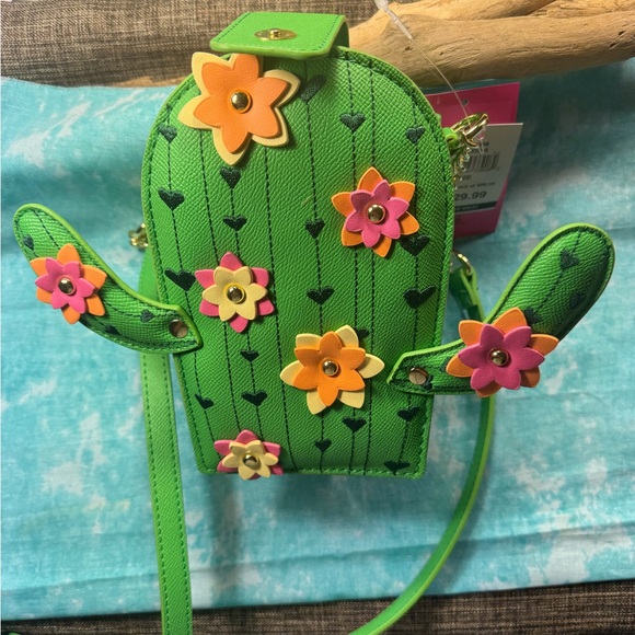 487-ATTT Betsey Johnson Cactus Heart Trim /3D Stud Flower/ Arms Move Crossbody - Picture 15 of 15